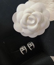 全新 正品 法國 Chanel Earrings 耳環 22A 香奈兒 2002年 閃鑽圈耳款 細cc logo 經典