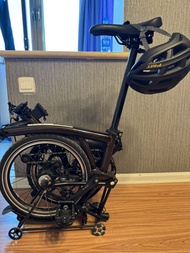 小布Brompton,C LINE 清漆6速，購買於2023年9月，冇騎過幾次，個人一手 加裝了Spurcycle 復古鈴鐺，尾燈 左右車把墊圈處有輕微摩擦痕跡，唔影響使用。