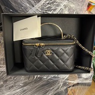 CHANEL 22S LAMBSKIN VANITY WITH CHAIN TOP HANDLE BLACK LONG BOX黑色荔枝皮Chanel Logo手柄長盒子