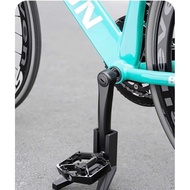 Bicycle kickstand mounted on pedals, compact and convenient bicycle kickstand