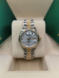 28mm 全新現貨 279173-0013 Oyster Perpetual Lady-Datejust腕錶黃金及蠔式鋼款，搭配鑲鑽白色珍珠母錶面及紀念型（Jubilee）錶帶。
