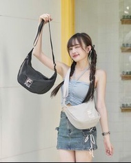 7.25截單 預購-Fila 半月斜背包/手提包