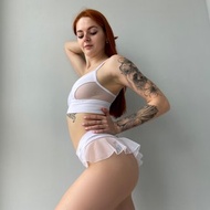 高腰短褲搭配透明迷你裙和胸罩，適合空中、鋼管舞