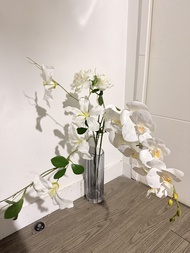 白色仿真蘭花，牡丹，蝴蝶蘭以及花瓶