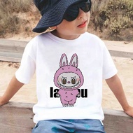 🍑【HOT】เสื้อยืดเด็ก ลาบูบู้ Labubu Pop Mart Childrens T-shirt  แฟชั่นสําหรับผู้ชาย และผู้หญิง เกาหลี