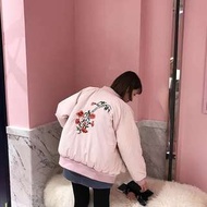粉紫背面花朵刺繡MA1鋪棉外套
