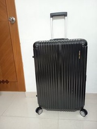 Hallmark黑色28吋金屬鋁框、堅固防撞、防爆行李箱(76x51x32cm，2580元購入、超新淨)