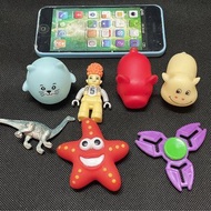 二手玩具一批（四個啾啾玩具+指尖陀螺+恐龍+積木人偶+ iPhone手機模型玩具）@ C222