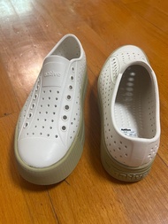 Native 白色厚底休閒鞋