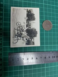 早期。2R黑白相片。小孩踏單車。050526。U112