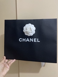 CHANEL 黑色紙袋 附山茶花裝飾