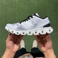 On Cloud X 3 輕盈跑步鞋