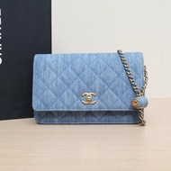 CHANEL 22CCFWOC19藍色牛仔晶片開金扣金球調節扣肩帶肩背包