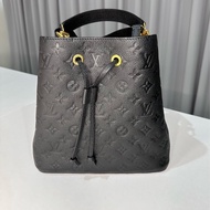 閒置新，黑色LV純牛皮壓紋logo水桶包