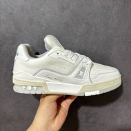🤩必備人氣小白鞋🤩 Louis Vuitton LV Trainer 純白低幫休閒運動板鞋 | 頂級粒面牛皮高級質感 | 經典品牌標識點綴 | 舒適減震不磨腳 | 男女情侶百搭款|