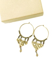 二手sisi joia吊燈耳環，金色，雙耳佩戴。