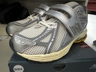 New Balance 兒童運動鞋