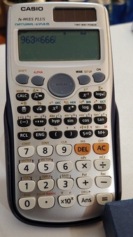 營幕左上角有一黑色 Casio fx 991ES PLUS 計算機  calculator natural VPAM