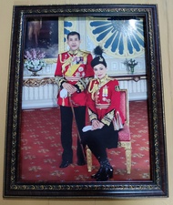 กรอบรูปกระจกมงคลในหลวงรัชกาลที่10และพระบรมราชินีชุดแดง ขนาด 18x23 นิ้ว