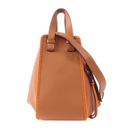 LOEWE 牛皮皮革Hammock Small銀扣手挽肩背兩用袋