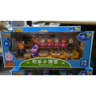 UG 666-2 Happy Pig With Friends in Classroom