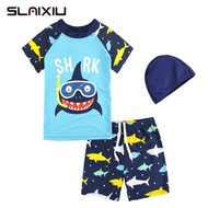 Slaixiu ชุดว่ายน้ํา เสื้อแขนสั้น กันแดด และกางเกงขาสั้น ลายการ์ตูนปลาฉลาม สําหรับเด็กผู้ชาย อายุ 5-10 ปี 3 ชิ้น ต่อชุด
