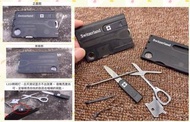 2024 新年新設計：外貿尾貨 瑞士 Swizerland 多功能刀卡/ 工具卡/野營卡 帶LED燈。LED照明燈，白天測試顯示不出效果。 夜晚亮度尚可，足夠照亮你找的到丟在樓梯的鑰匙。大家一起來看。