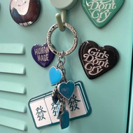 ป้ายหัวเข็มขัดโลหะสีน้ำเงิน Human Made Tokyo Harajuku ของขวัญพร้อมรูปปั้นนิ้ว Nigo ที่สร้างสรรค์และม