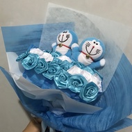 2 Boneka Doraemon , Bucket Boneka , Doraemon , Handbouquet Doraemon