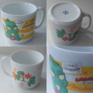 罕見的中古動漫老物
【極珍貴全新品】90年代平成レトロ 絕版日版正貨《五更龍寶寶》港譯：為食龍少爺，正版陶瓷馬克杯｜連當年旺角信和中心水貨精品店原裝標籤！Nippon Animation 正版銀貼紙

