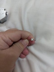 朋友託賣知名品牌鎮金店19分鑽石戒指戒指內刻750 193 JD戒內刻2000後面3個0是鑲鑽戒圍9.5-10號原始證書不見付賴泰安18000出售 有問必答貨物寄出不退高價位面交最好 避免爭議