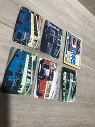 香港中華巴士絕版明信片 很多年前的老明信片了，現已絕版。裡面有5張香港各時期的巴士照片，只是外包裝舊了，裡面是全新的，尺寸8厘米X6厘米。