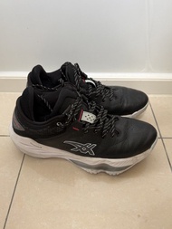 Nova surge low 籃球鞋
