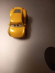 這是一個美泰 (Mattel) 生產的 《汽車總動員 3》 系列中，名為 酷姐 (Cruz Ramirez) 的迷你合金小汽車。 [1, 2]

此款小汽車為黃色塗裝，屬於 Mini Racers 迷