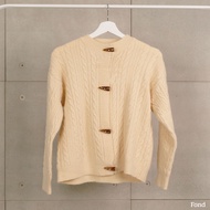 Fond - เสื้อไหมพรม กระดุมลายไม้ แขนยาว คาร์ดิแกน เนื้อผ้านุ่ม ขนาดฟรีไซส์