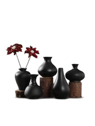 陶瓷小花瓶，干花裝飾，復古風格茶室內部，日式風格花盆