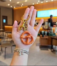 Coach椒鹽捲餅鑰匙扣掛件 全新焦糖色鹼水結麵包造型 金屬扣精品掛飾