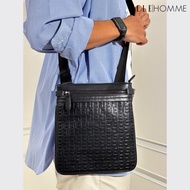 ELLE HOMME กระเป๋าทรง Clutch สไตล์ modern อัดลายโลโก้ Elle Homme สีดำ W8H008