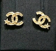 Chanel 熱賣經典款 耳環 金色 雙C LOGO 星星點綴造型 穿式 AB6202 B05633 NC468