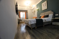 Gutlai Theme Hotel (Chongqing University of Technology No. 2 Middle Gate Store)