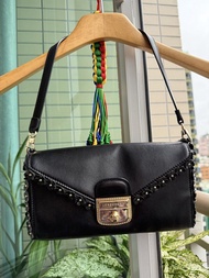Longchamp 黑色花邊皮革法國制（ 兩用腋下包和手拿包）25x15x5cm专柜正品，是本人大約8年前在銅鑼灣sogo 專櫃親自買用了多年，经典花朵设计，每一朵都是獨立有銅釘，有一角掉的花朵是本人