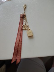 Chanel N5香水樽與雙C金屬絲帶吊飾