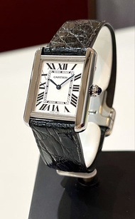🧡超新淨Cartier Tank Solo🌈已經停產型號:2716 🌈24mm. X 31mm.全鋼錶殼.🌈經典羅馬字 白色錶面.🌈原廠摺疊全鋼錶扣🌈石英機芯.🧡送 黑色鱷魚皮錶帶.❤️送 全新 Ca