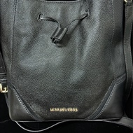 Michael kors荔枝皮水桶包 黑色