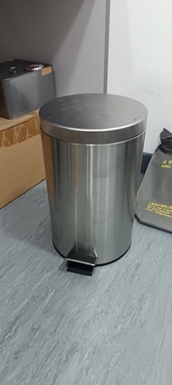 不銹鋼腳踏垃圾桶