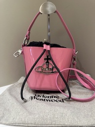 Vivienne Westwood Daisy 粉紅色漆皮小號水桶包