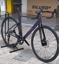 最新電變款 2025 JAVA SILURO 6 TOP 魚雷6 電變24速 桷軸油剎碳叉鋁合金公路車 送水架前後蛙燈