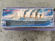 Academy Minicraft 出品的1/500 比例RMS Titanic 鐵達尼號塑膠模型