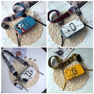 [美國代購正品Marc Jacobs X Peanuts]100%NEW & Authentic MJ Snoopy 史努比系列 真皮斜揹包 相機包 🎁 附商品正品標籤序號、防潮袋、吊牌、提袋 限量送