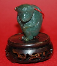 懷舊和田 青碧玉石，刻有 齊天大聖 猴子 提壽桃，只此一件！賣俾有緣人！